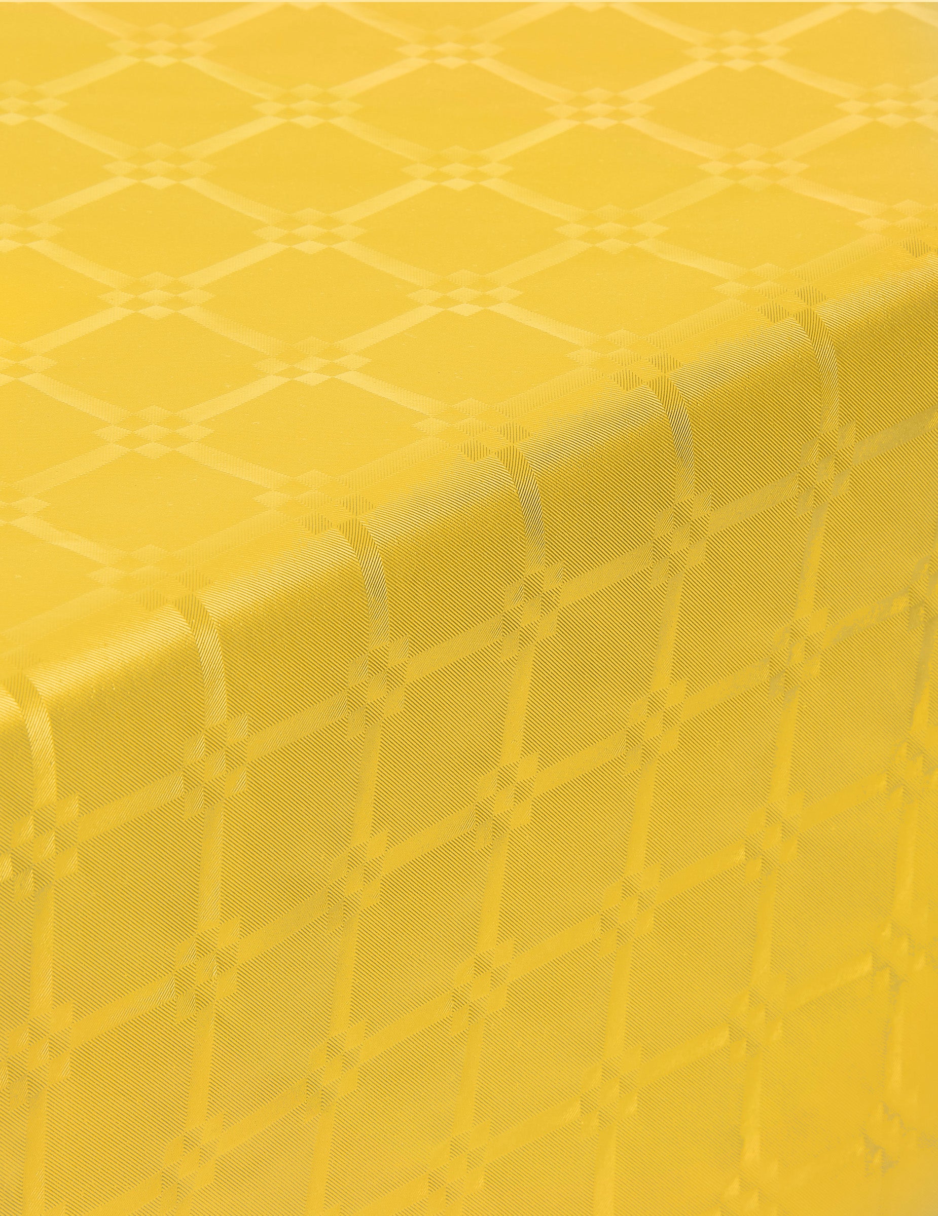 Gros plan sur le motif de la nappe en rouleau papier damassé jaune
