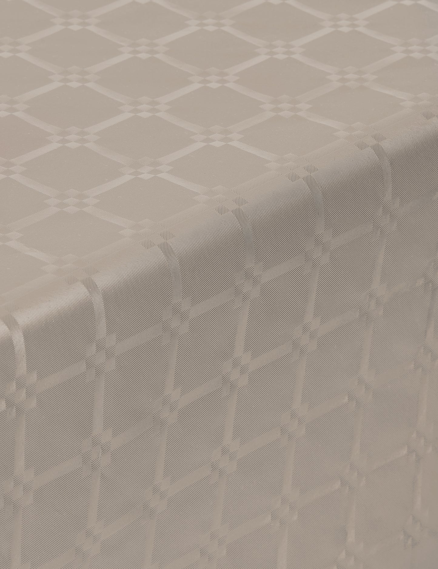 Gros plan sur les motifs de la nappe en rouleau papier damassé pour fête