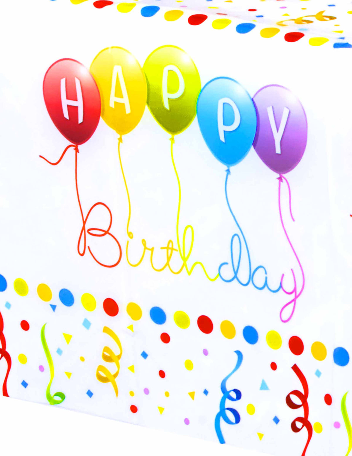 Plan apropiat asupra imprimeului cu baloane și confetti de pe fața de masă din plastic Happy Birthday