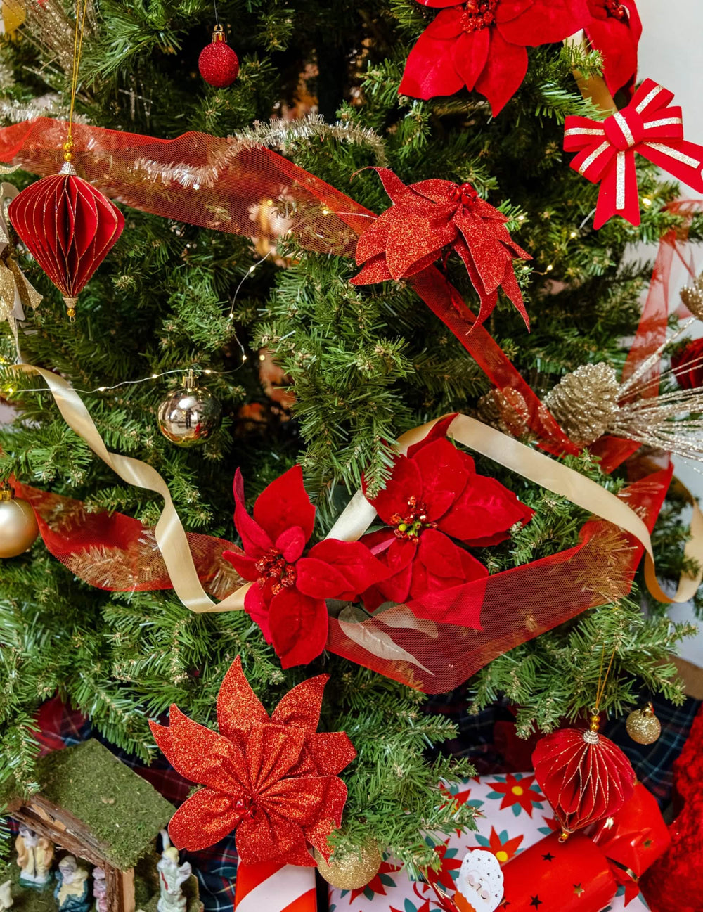 Decorare pe un brad de crăciun cu fundiță de poinsettia și clopoței pentru decorațiuni de masă