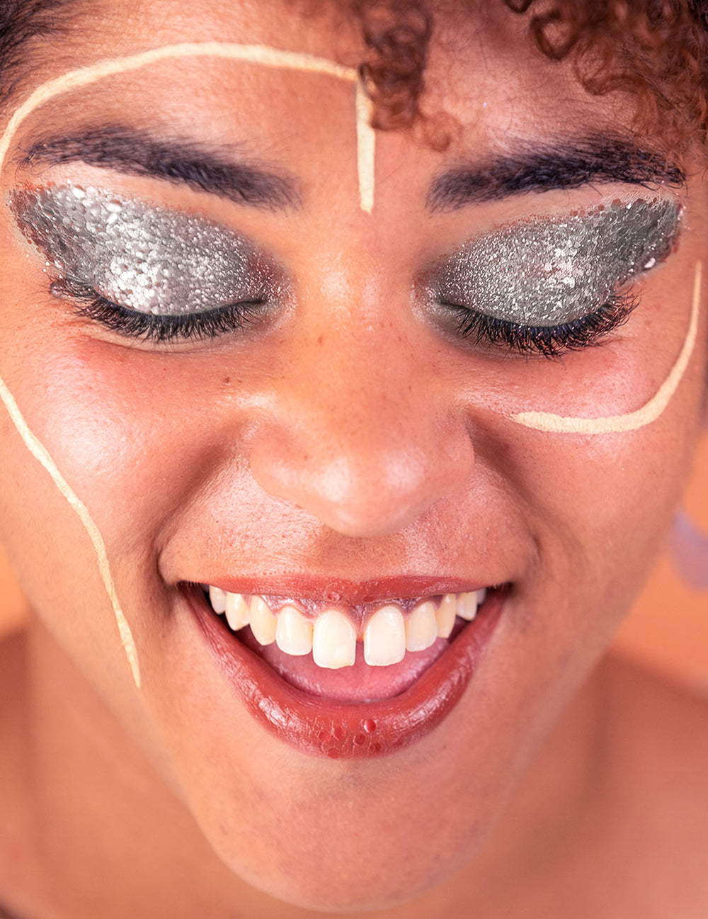 Gros plan sur le maquillage des yeux des paillettes biodégradables Metallo Disco