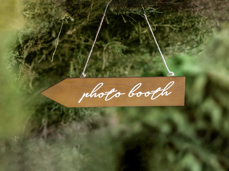 Mise en situation suspendue de la pancarte directionnelle en bois photobooth