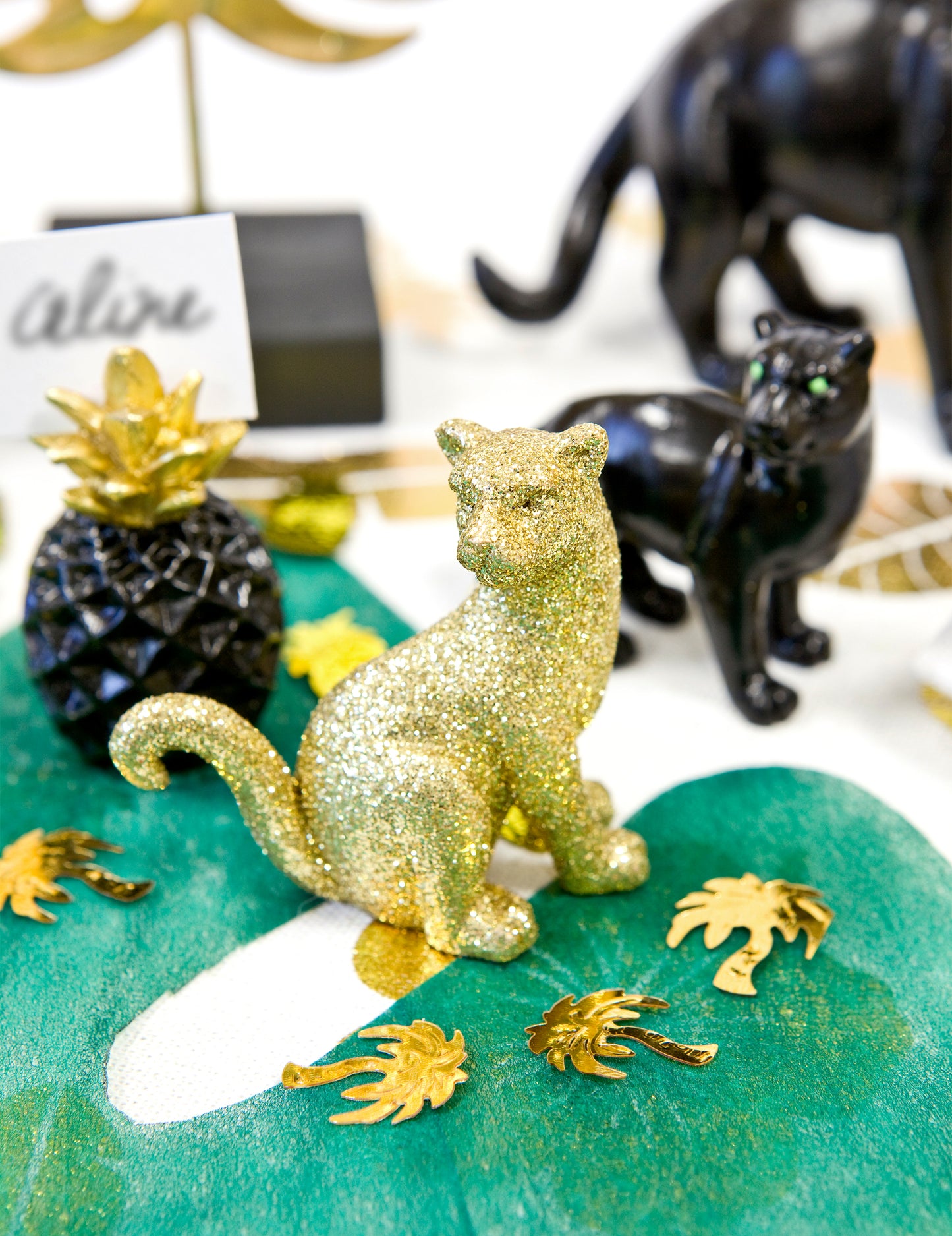 Panteră așezată în rășină aurită 6 cm paiete