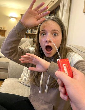 Pachet de gumă de mestecat care stropește cu apă - glume și farse 