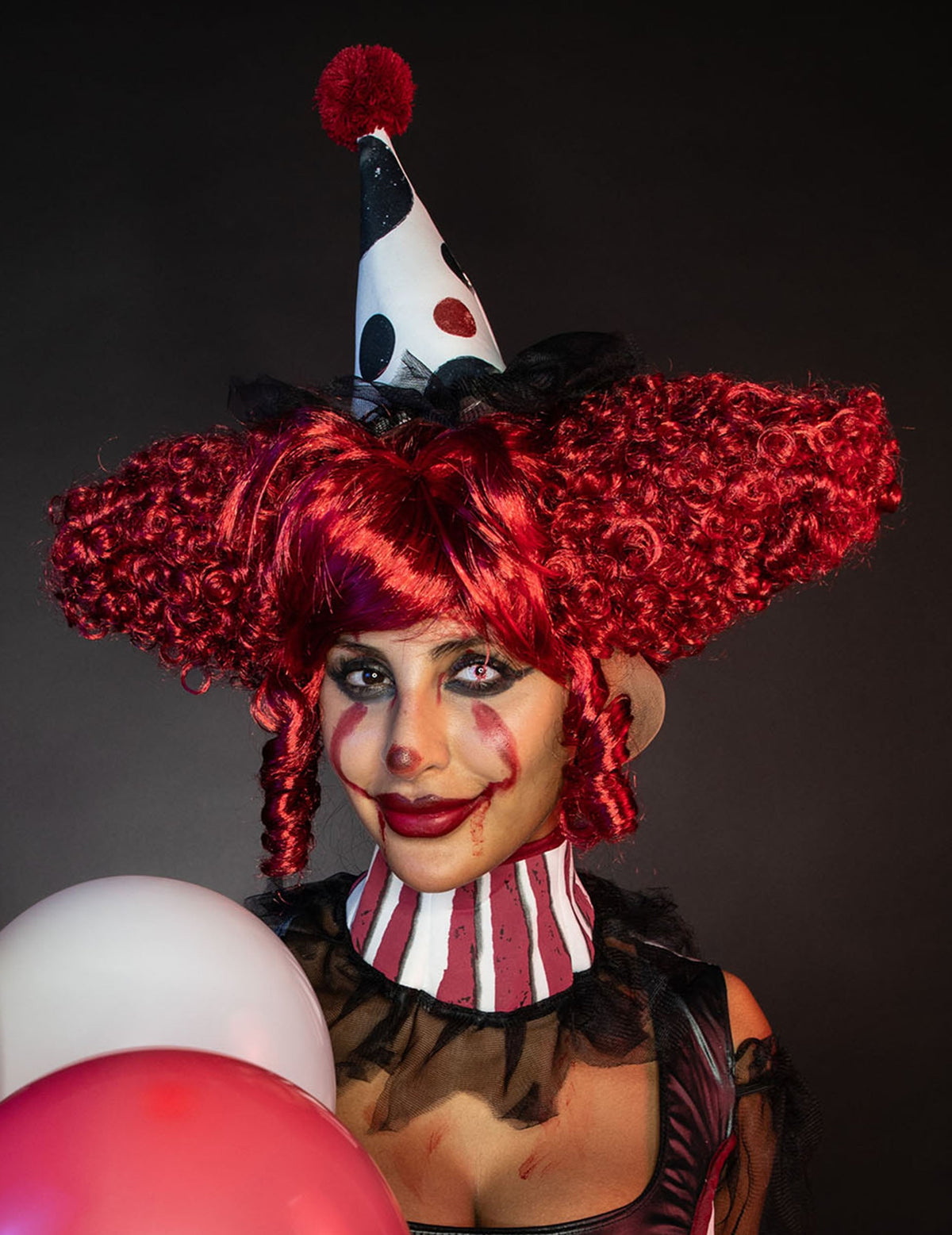 Vue de face avec mini chapeau de la perruque clown psycho pour femme
