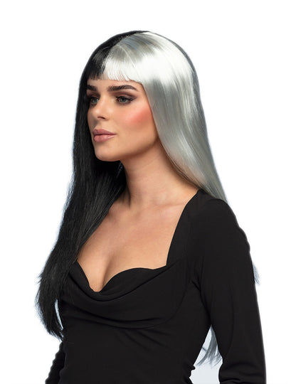 Femeie netedă cu perucă alb -negru