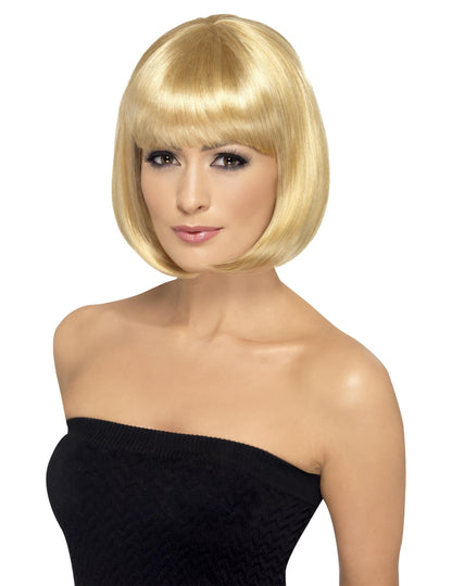 Vue de trois-quarts de la perruque luxe carré court avec frange blonde