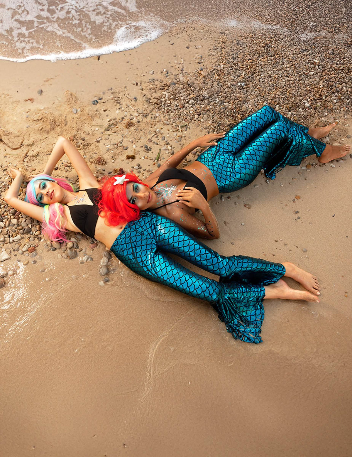 Vedere de sus pe nisip a perucii sirene roșu cu stea de mare pentru adult