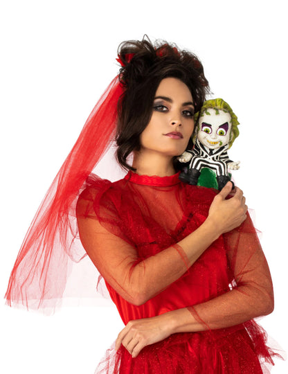 Mise en situation du petit Beetlejuice d'épaule porté sur l'épaule