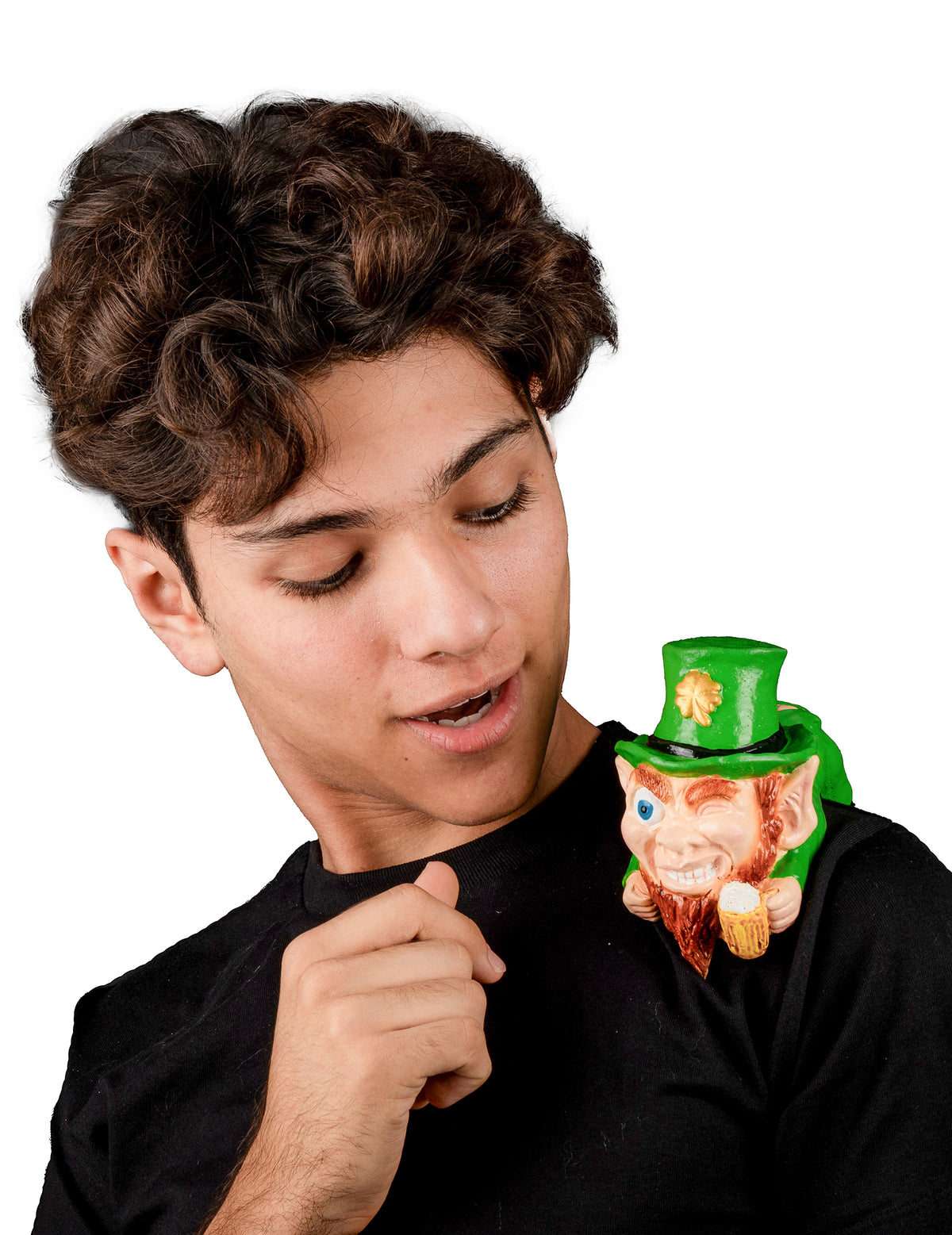Gros plan du petit leprechaun d'épaule pour adulte