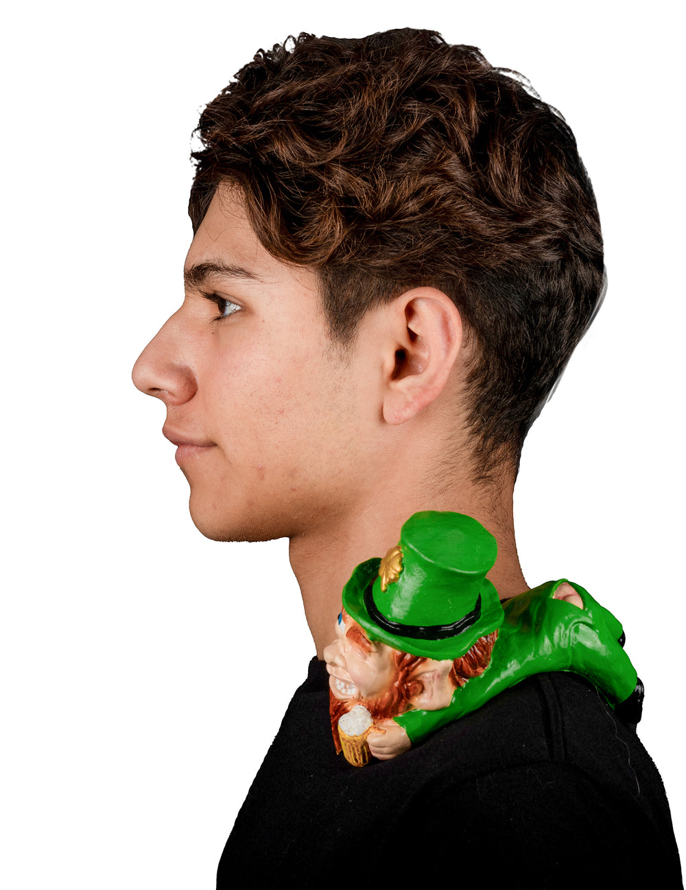 Vue de profil du petit leprechaun d'épaule pour adulte