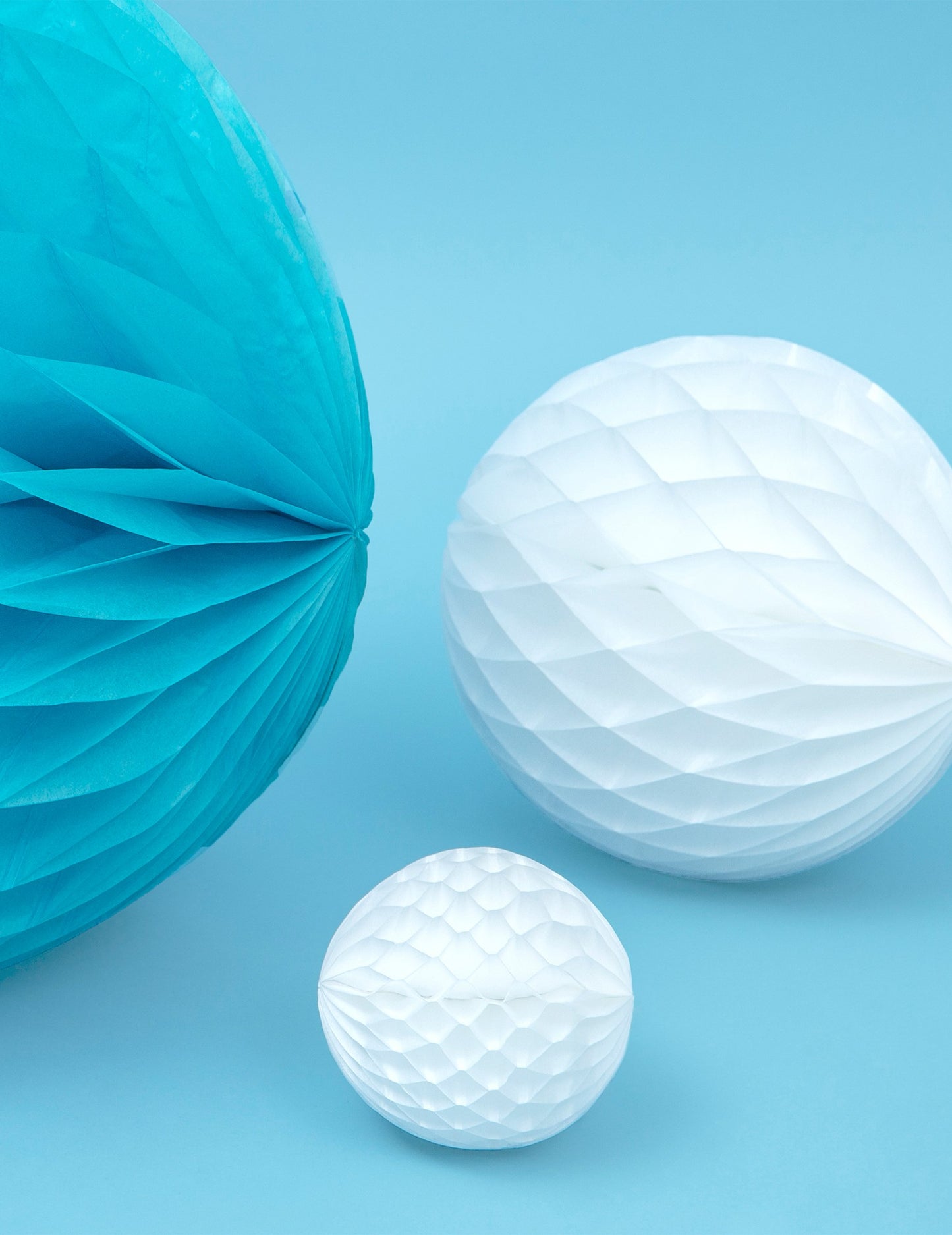 Mingea mică din hârtie fagure albă 12 cm pentru decor de petrecere 