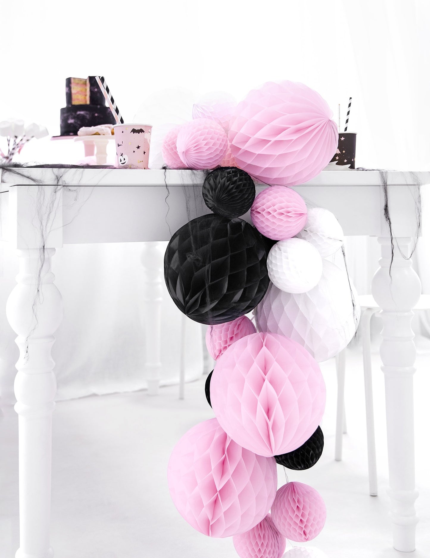 Mingea mică din hârtie fagure albă 12 cm pentru decor de petrecere 