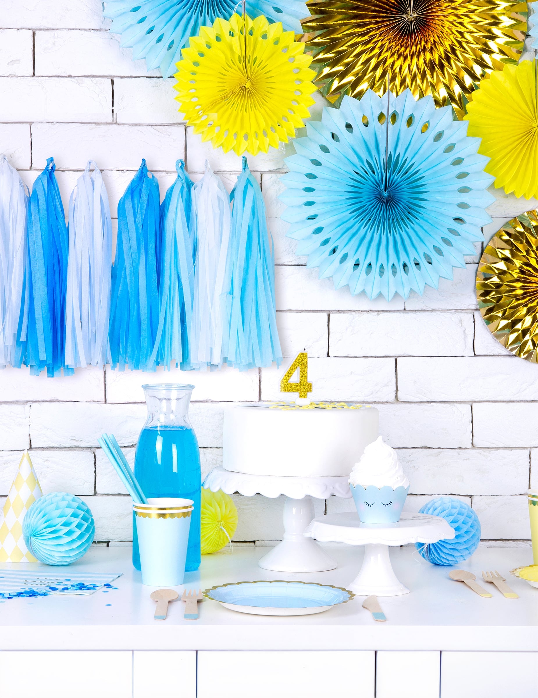 Mise en situation de décoration de la boule en papier alvéolé à suspendre bleu ciel