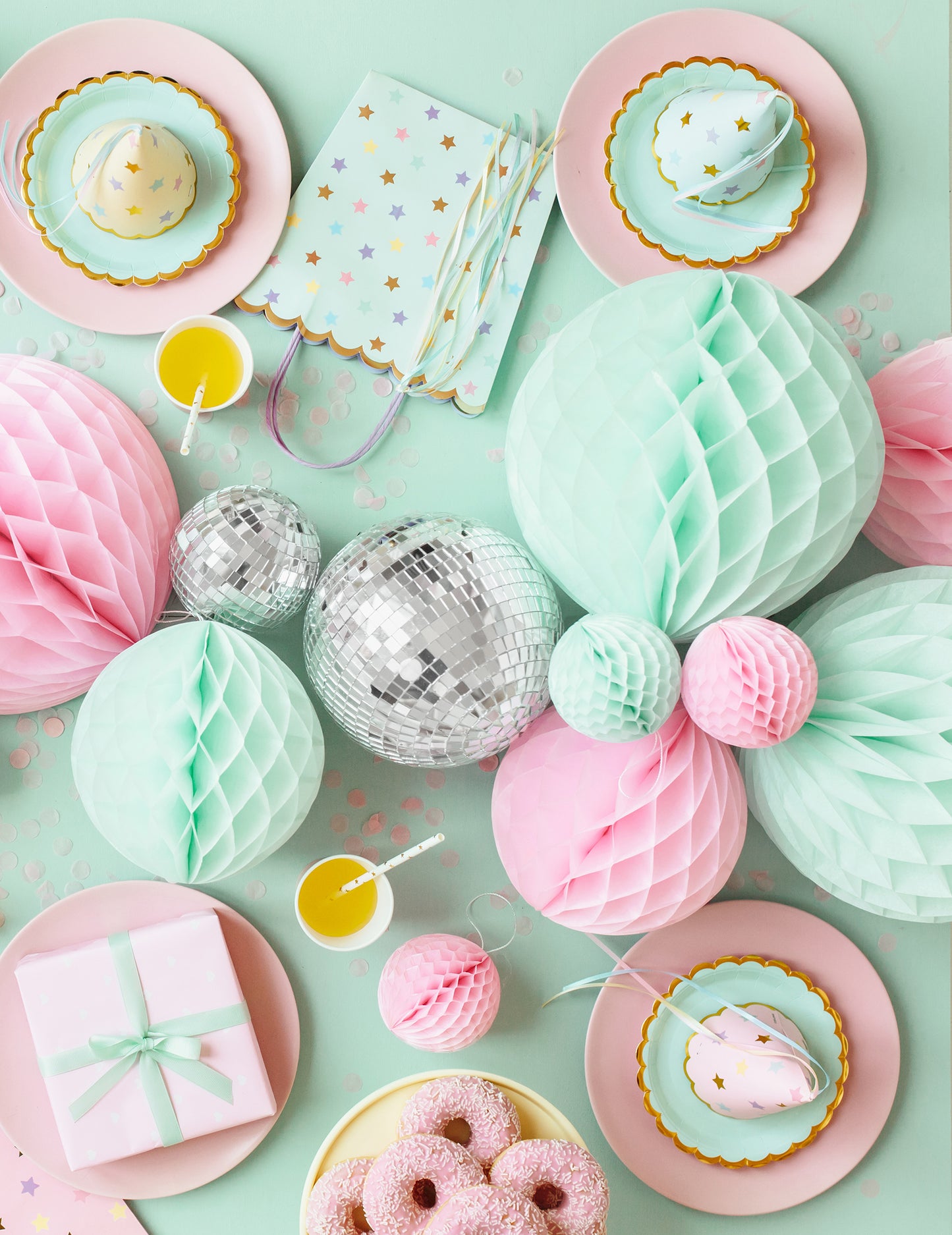 Mise en situation de la boule en papier alvéolé à suspendre pour fête menthe