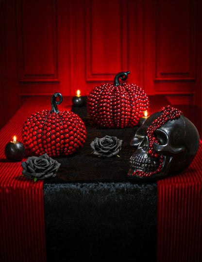 Petite citrouille décorative en résine avec perles rouge sang 19 cm