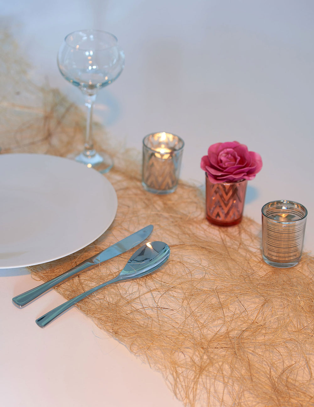 Mise en situation sur une table du photophore en verre à rayures pour bougie