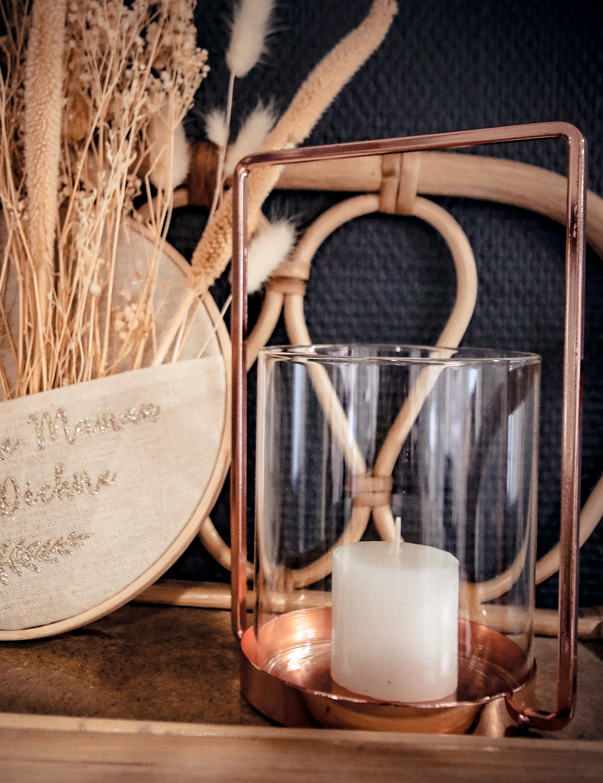 Mise en situation du photophore en verre chic rose gold avec cadre en laiton
