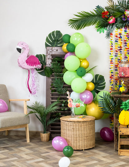 Mise en situation dans un décor tropical de la piñata flamant rose