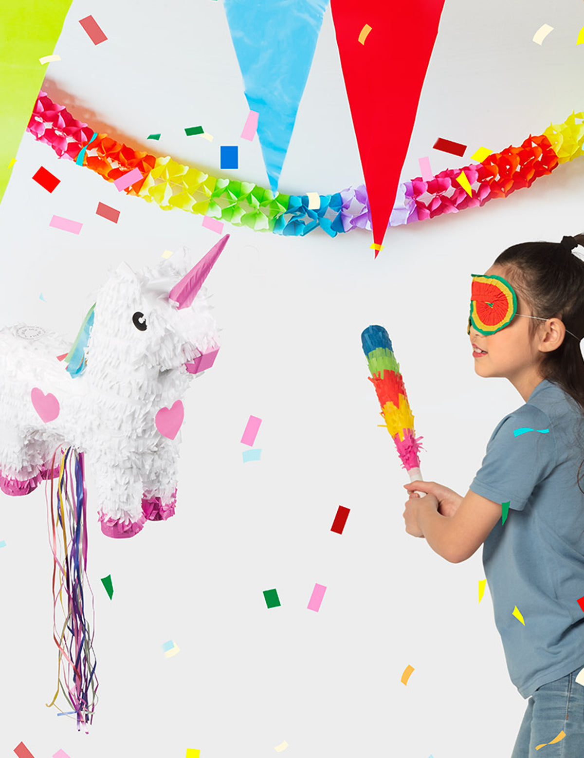Mise en situation avec bâton et masque de la Pinata licorne