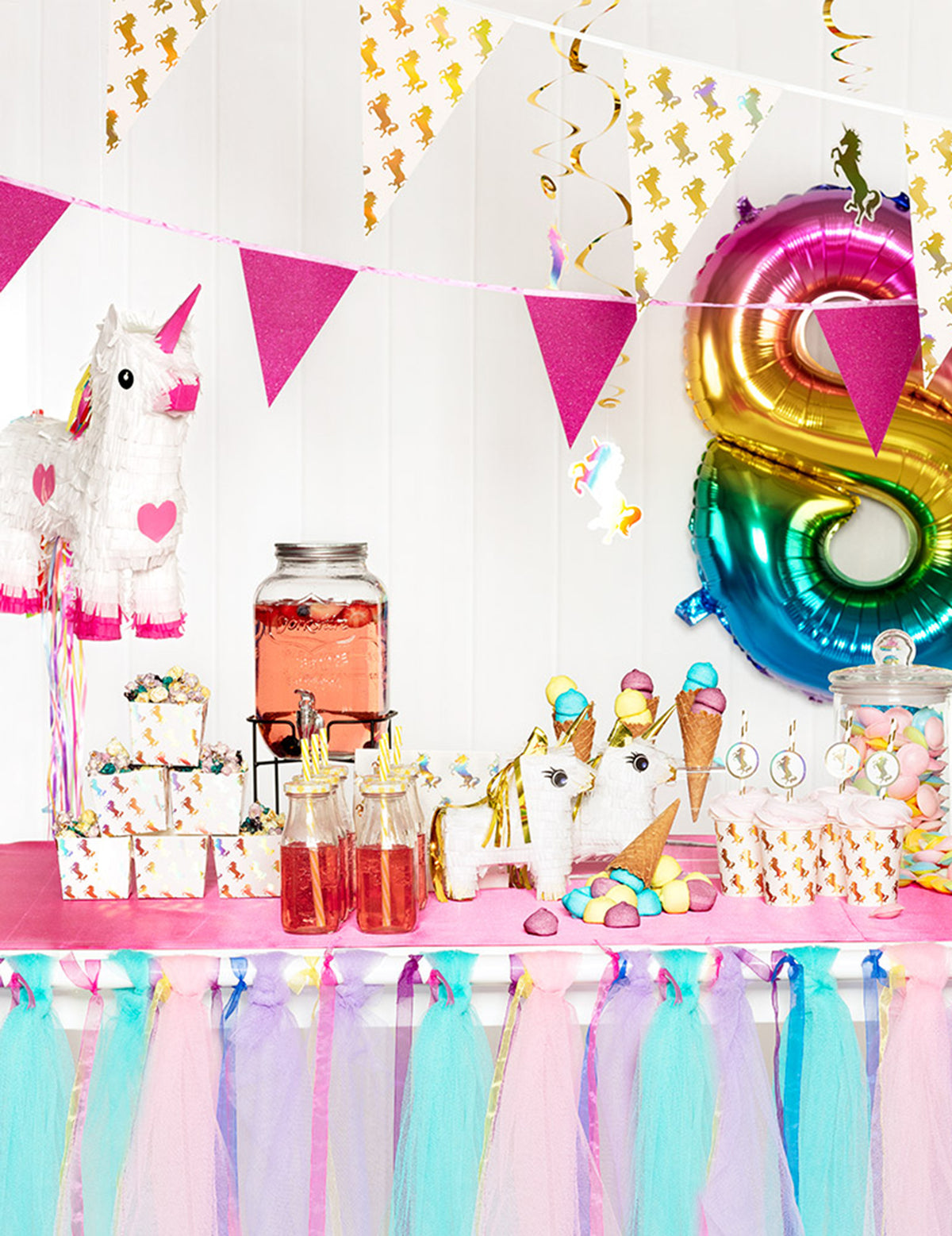 Mise en scène sur une table de fête de la Pinata licorne