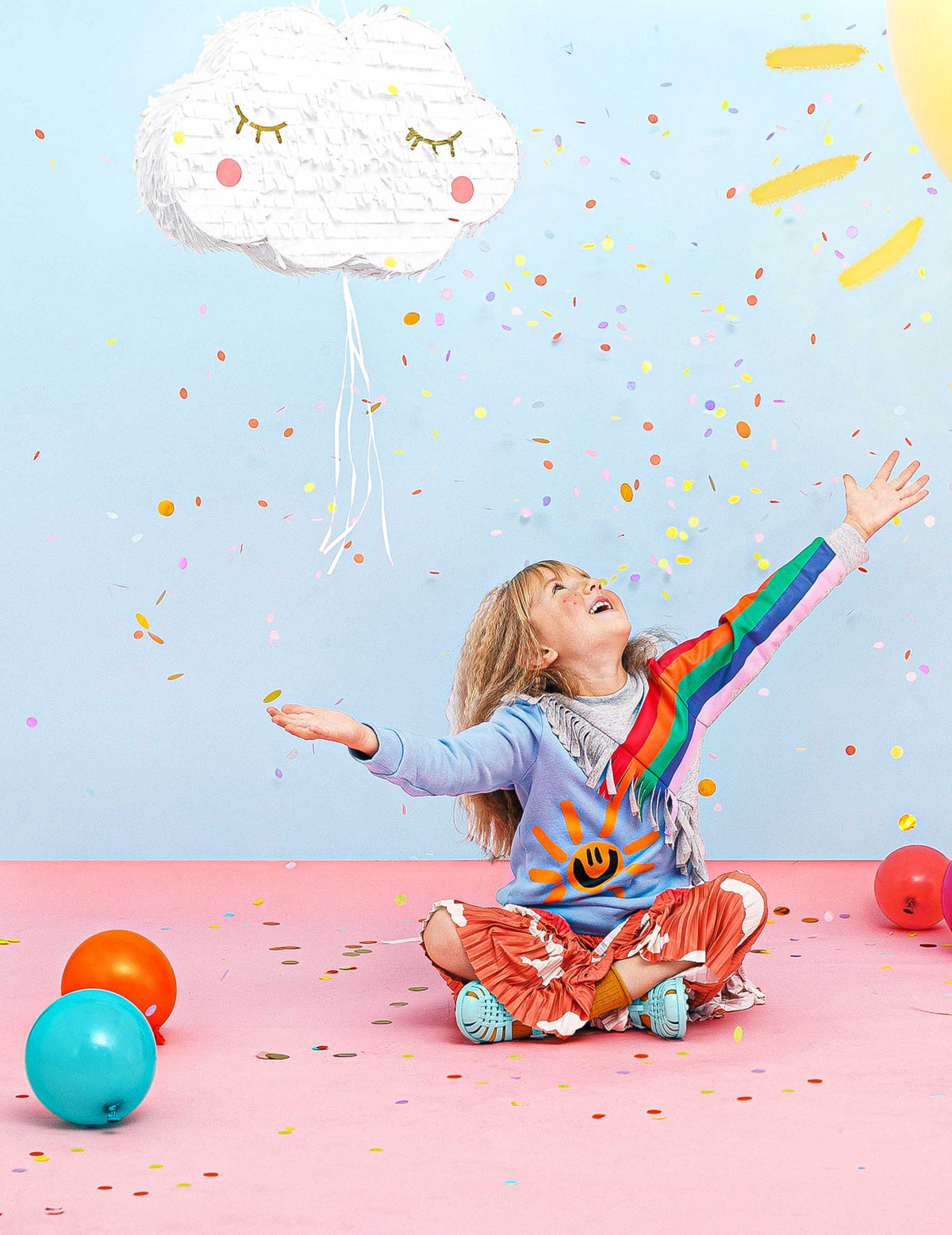 Mise en situation avec une enfant de la pinata nuage pour enfant
