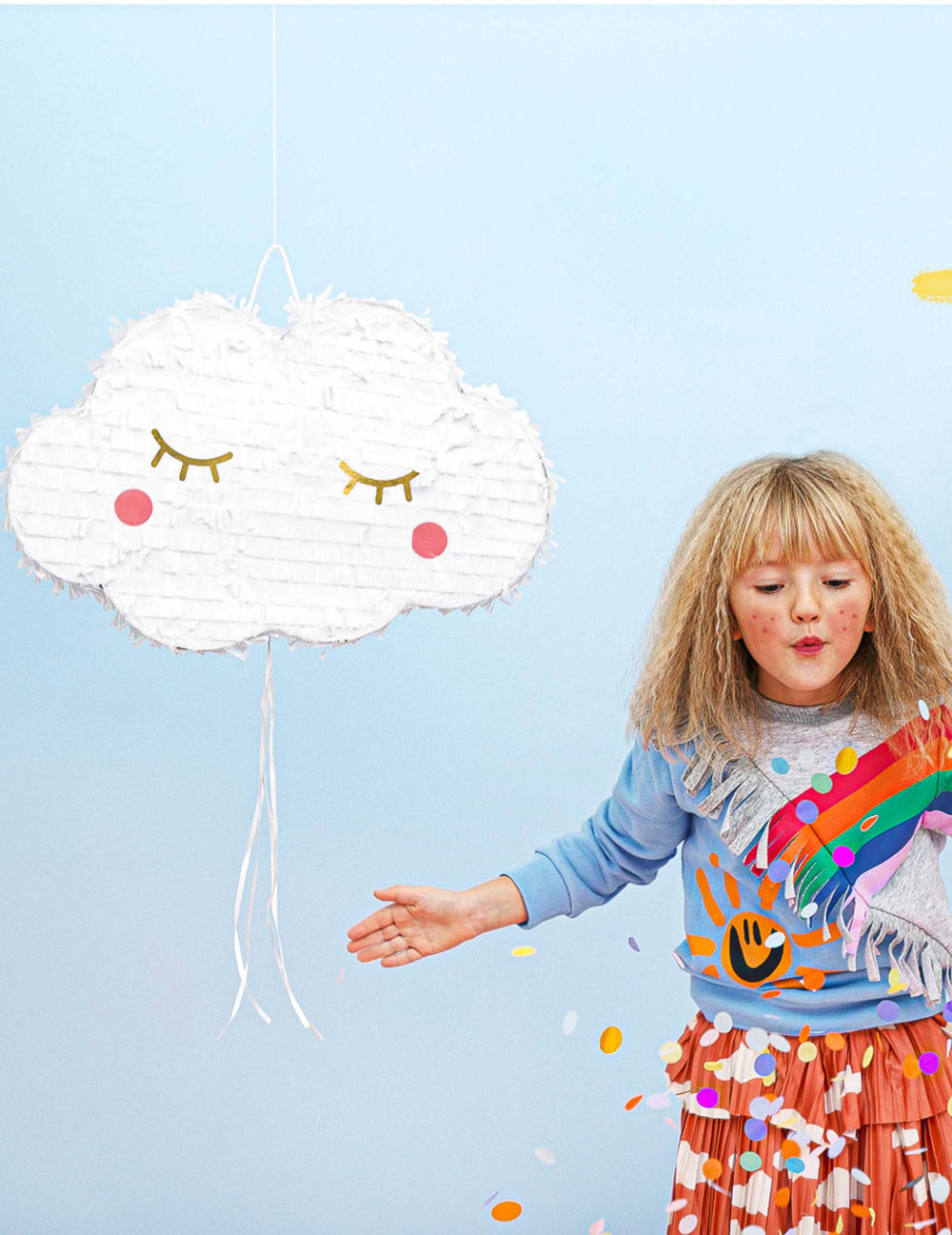 Mise en situation avec confettis de la pinata nuage pour enfant