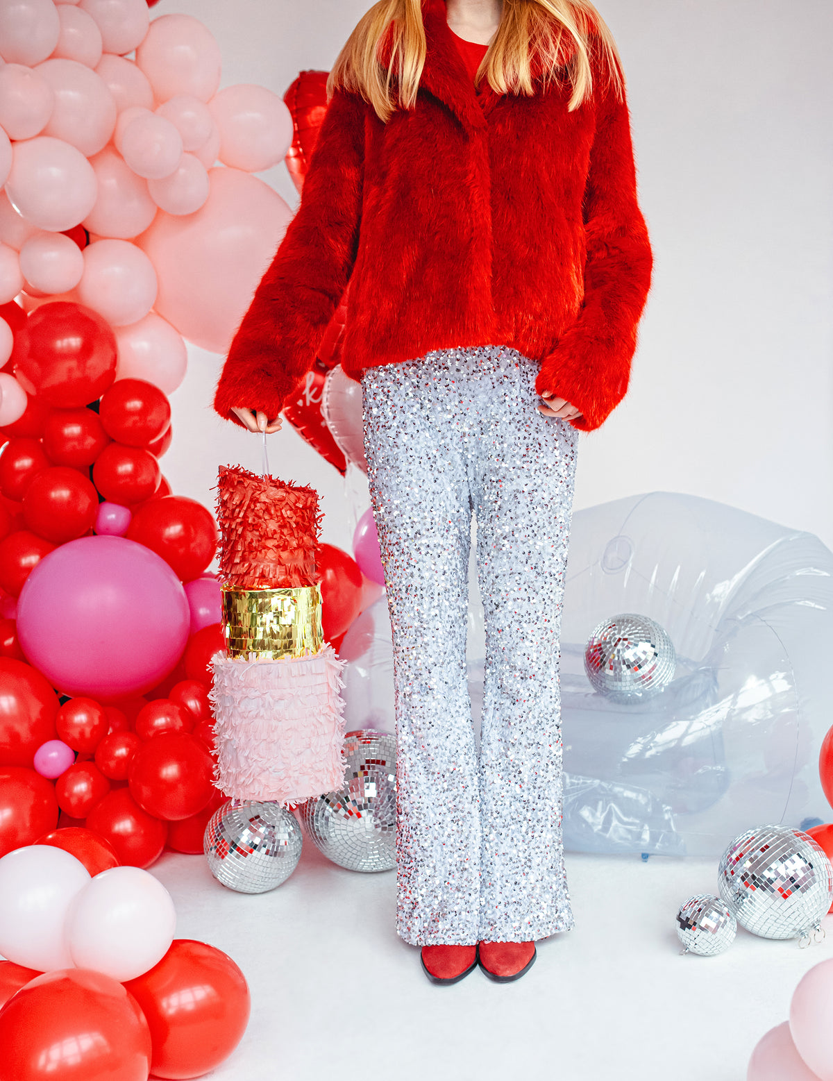 Mise en situation tenue à la main de la piñata rouge à lèvres