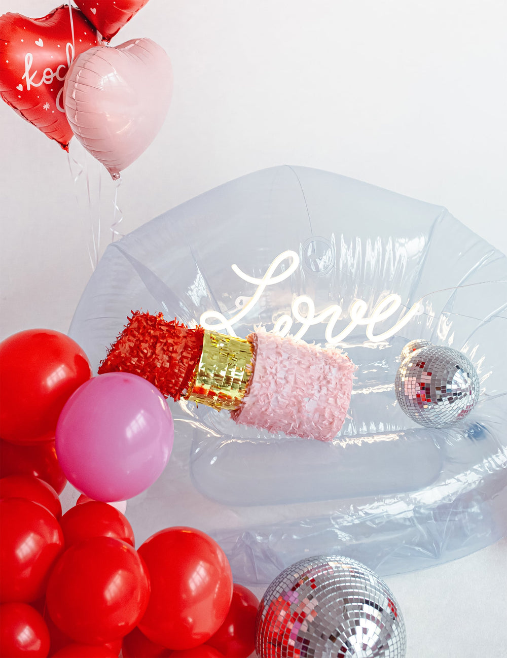 Mise en situation avec fauteuil gonflable de la piñata rouge à lèvres