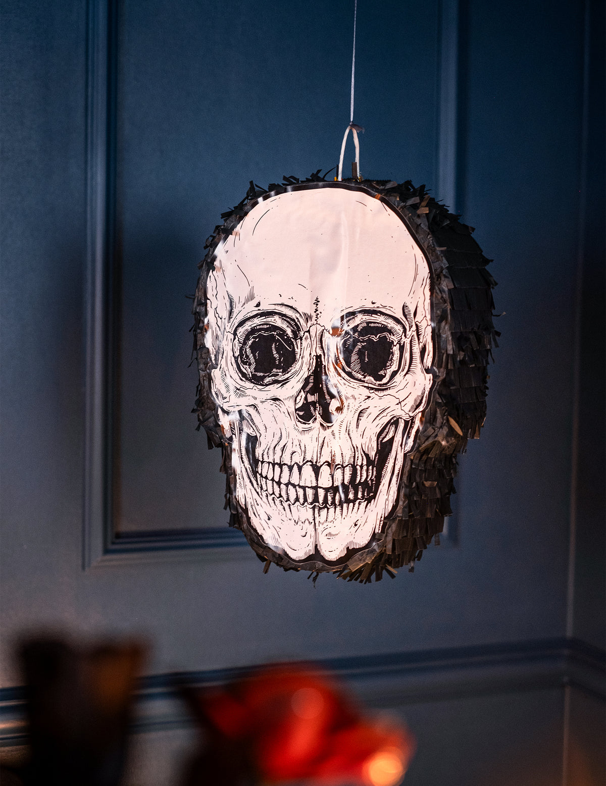 Vue de face suspendue de la piñata tête de mort