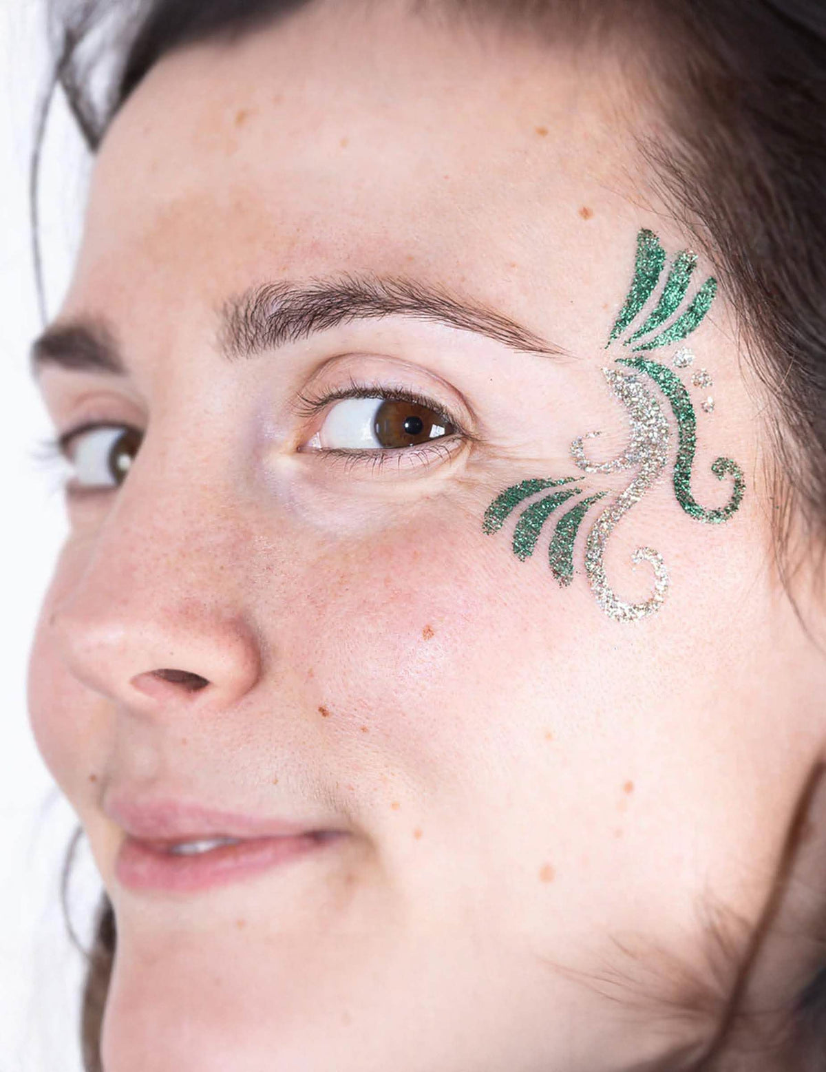 Rendu pailleté vert et argenté du pochoir de maquillage réutilisable arabesque
