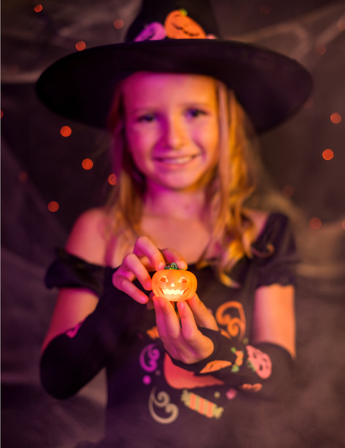 Détail du porte-clé citrouille lumineux tenu par une enfant