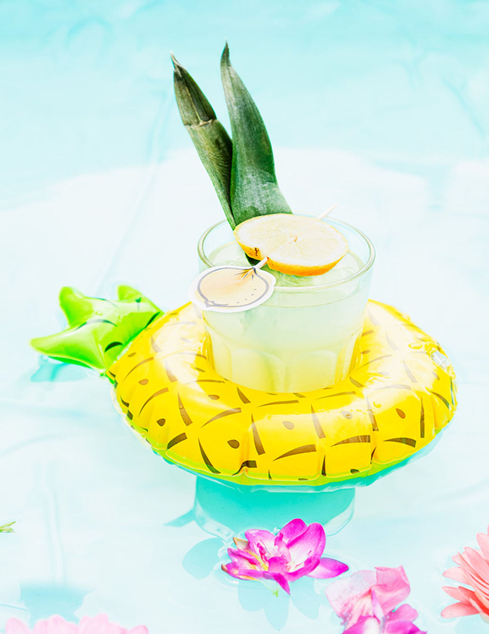 Mise en situation du porte-gobelet gonflable ananas