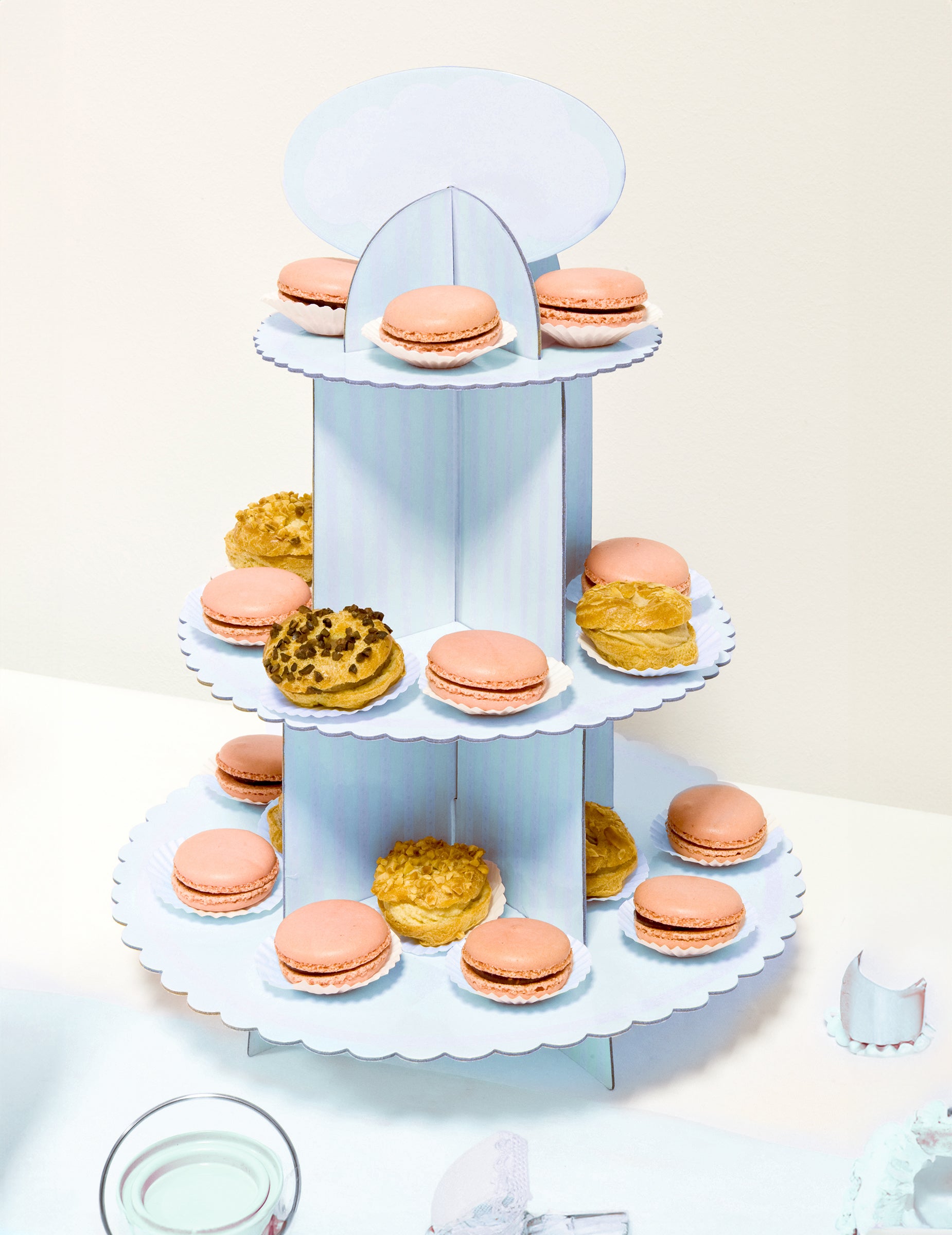Mise en situation avec macarons du présentoir à cupcake en carton pour baby shower