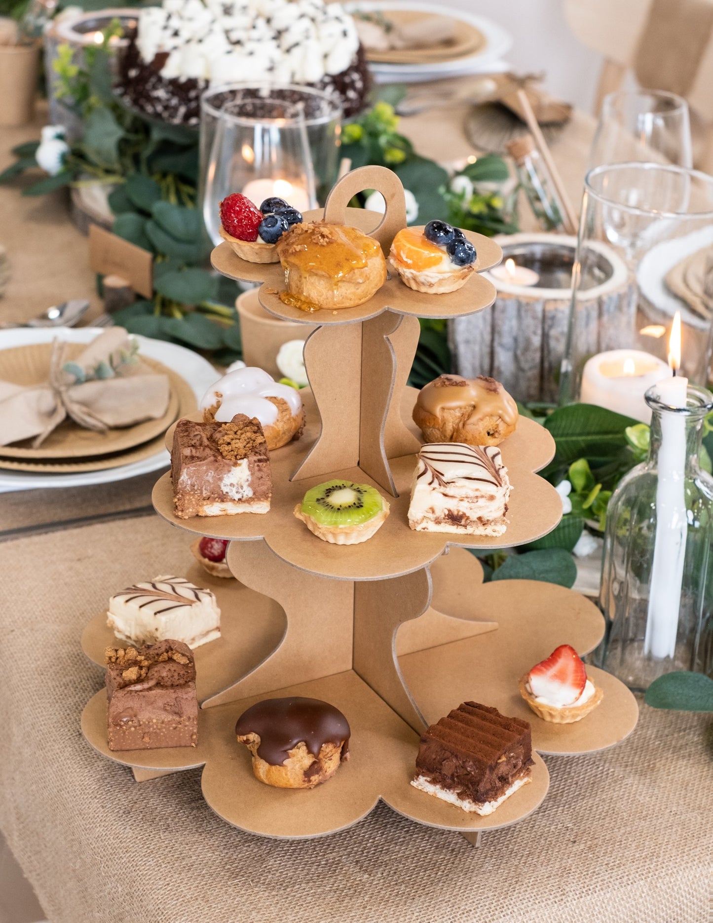 Suport pentru brioșe cu 3 niveluri din carton kraft