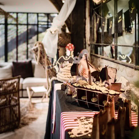 Suport pentru prăjituri în formă de corabie de pirați cu detalii aurii 46,5 x 40 x 20 cm 