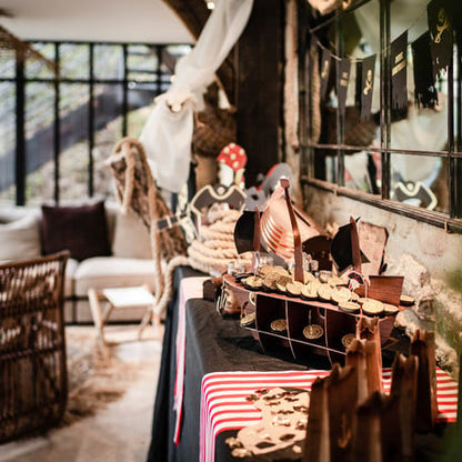 Suport pentru prăjituri în formă de corabie de pirați cu detalii aurii 46,5 x 40 x 20 cm 