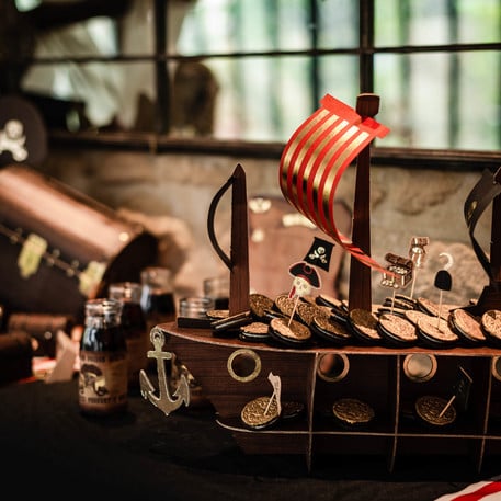 Vue rapprochée du présentoir bateau pirate pour gâteaux