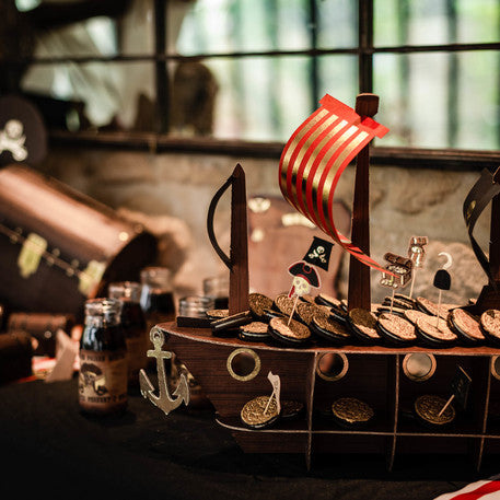 Suport pentru prăjituri în formă de corabie de pirați cu detalii aurii 46,5 x 40 x 20 cm 
