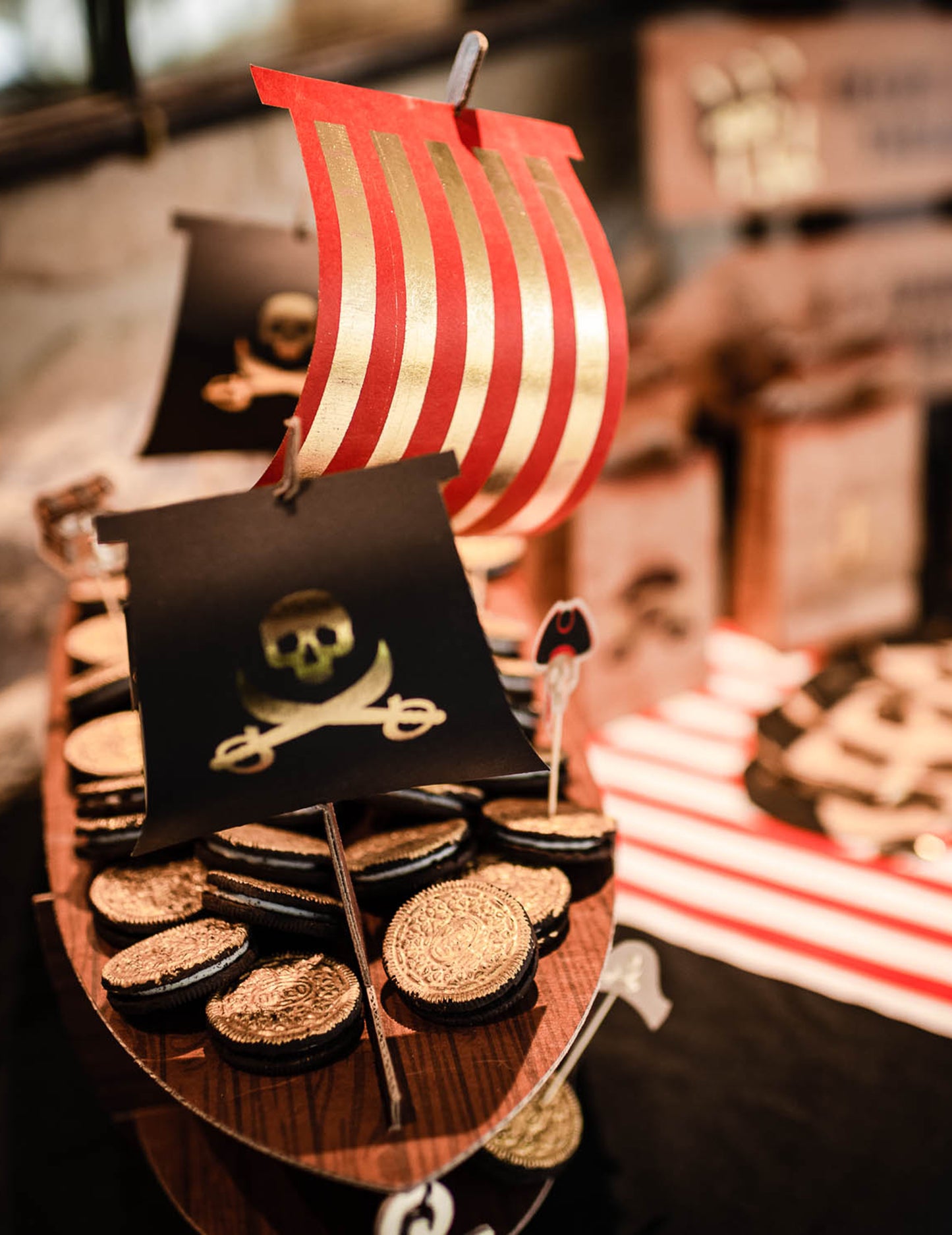 Suport pentru prăjituri în formă de corabie de pirați cu detalii aurii 46,5 x 40 x 20 cm 