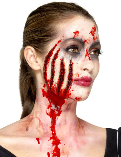 Detaliu al rănilor însângerate de pe gâtul protezei din latex cu tăieturi de Halloween