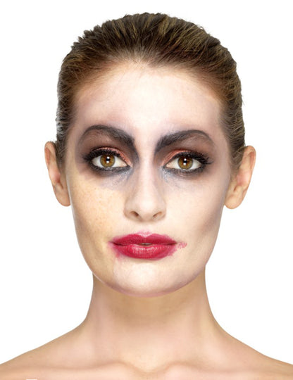 Exemplu de machiaj facial pentru proteza din latex cu tăieturi de Halloween