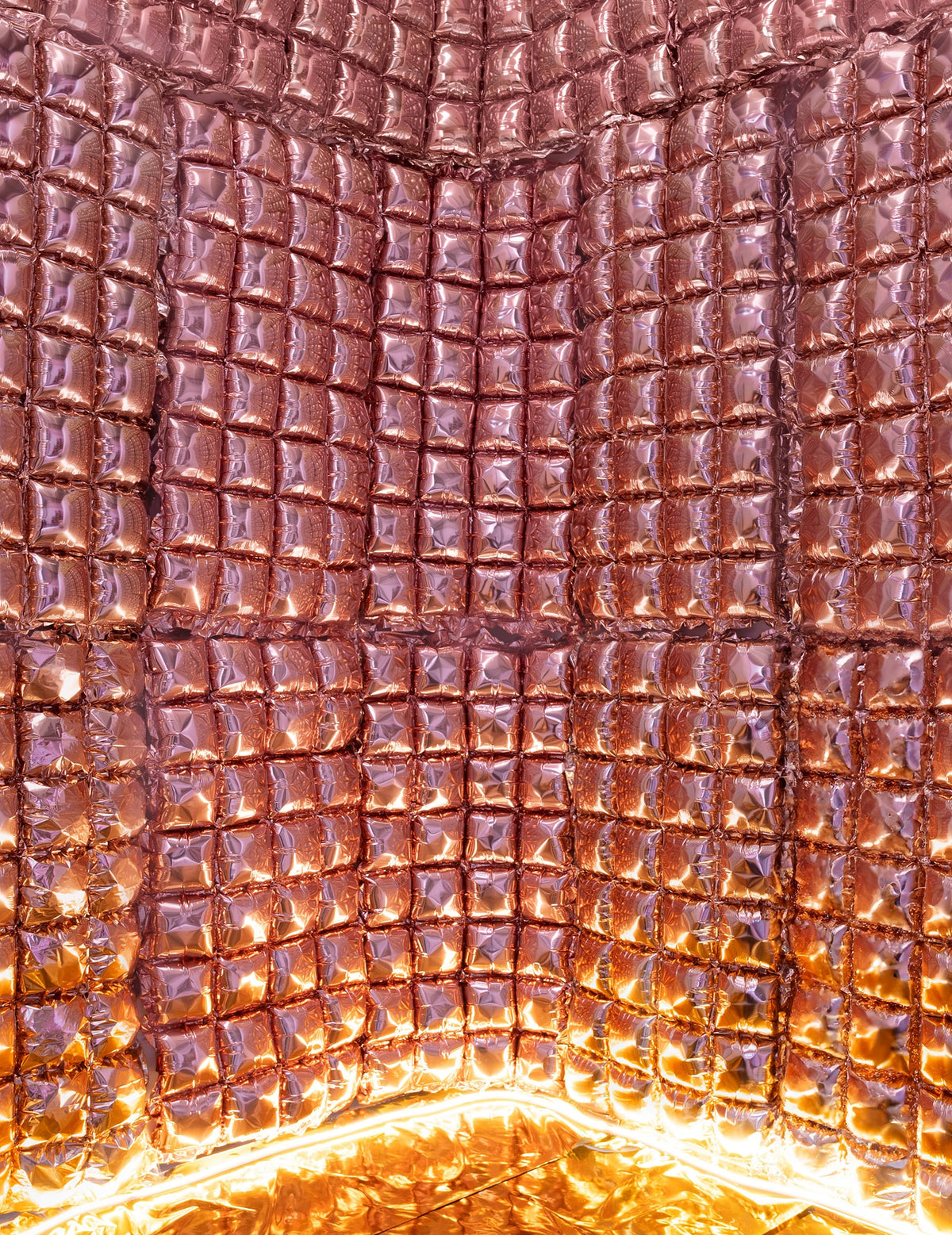 Détail de la texture brillante du rideau de ballons décoration de fête