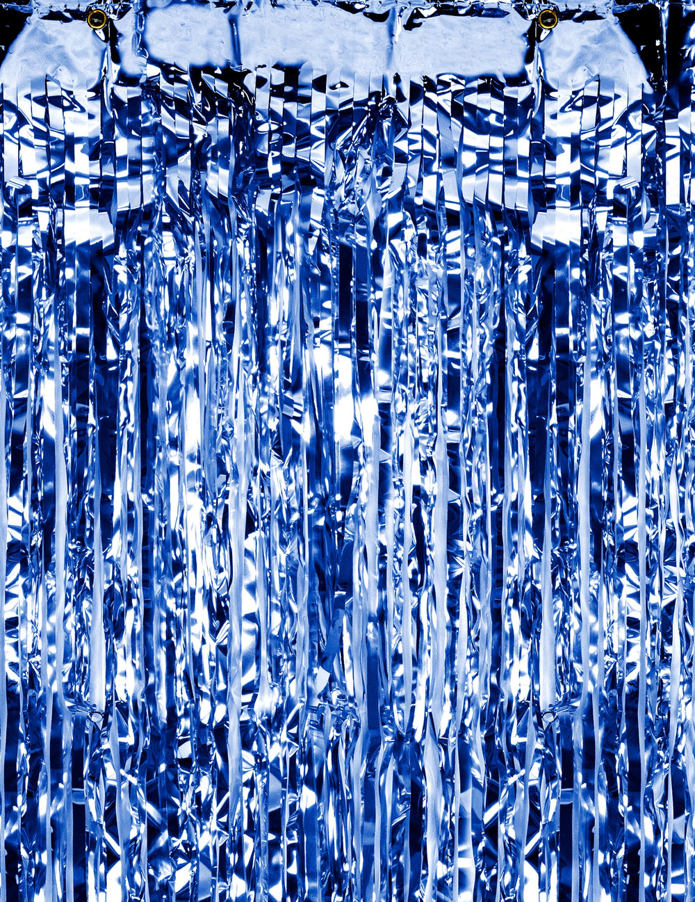 Détail des franges scintillantes du rideau de fils métallisé pour fête bleu nuit