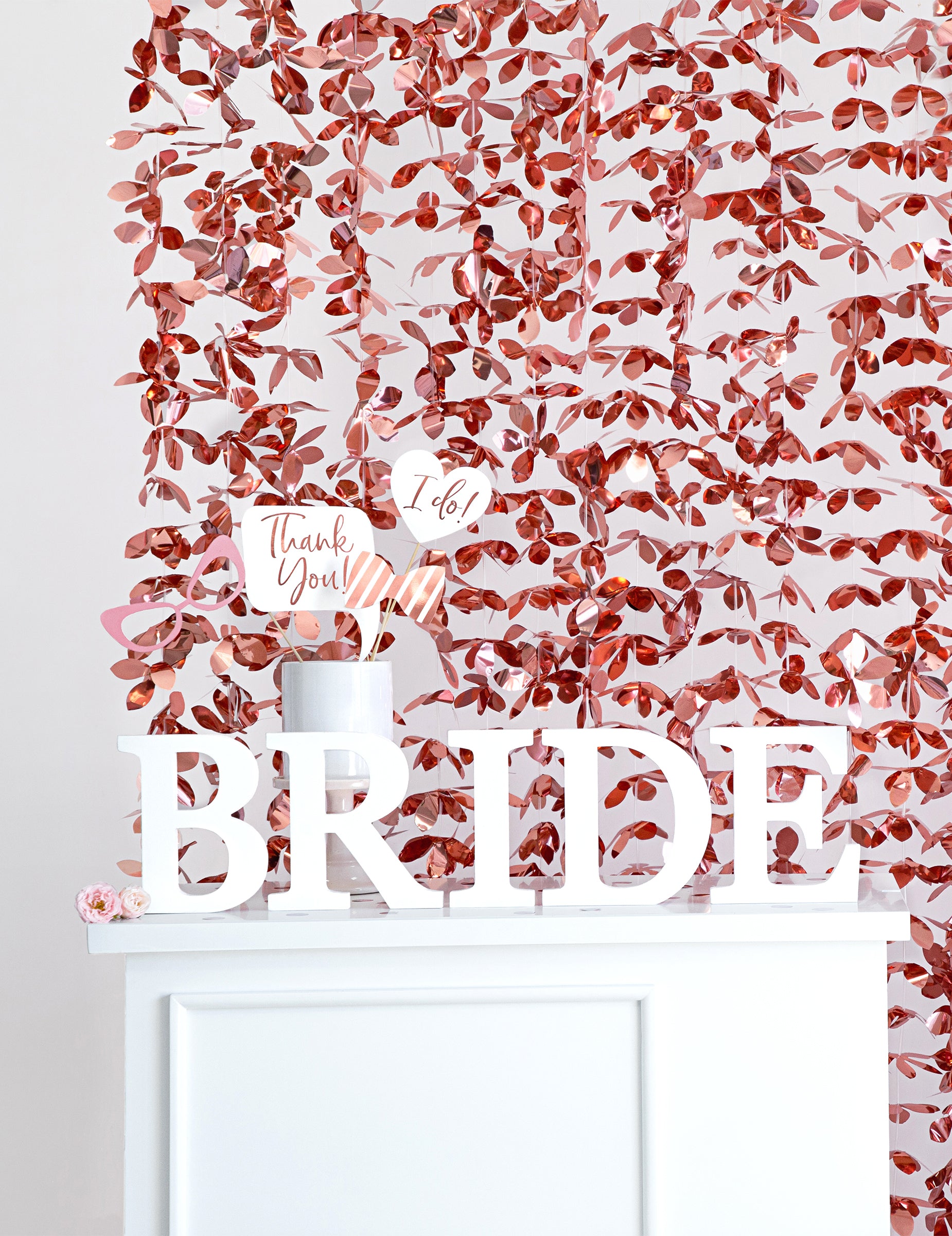 Mise en situation décorative du rideau de fleurs aluminium pour fête