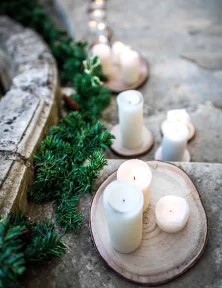 Aranjare cu lumânări din butuc de lemn natural pentru decor