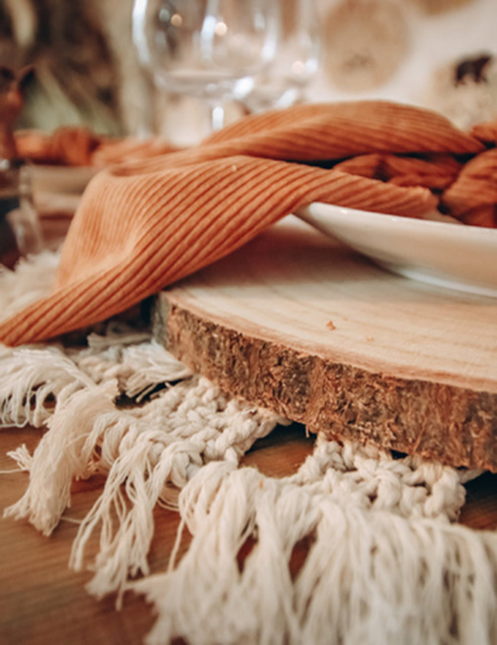 Gros plan sur l'écorce du rondin de bois naturel pour décoration