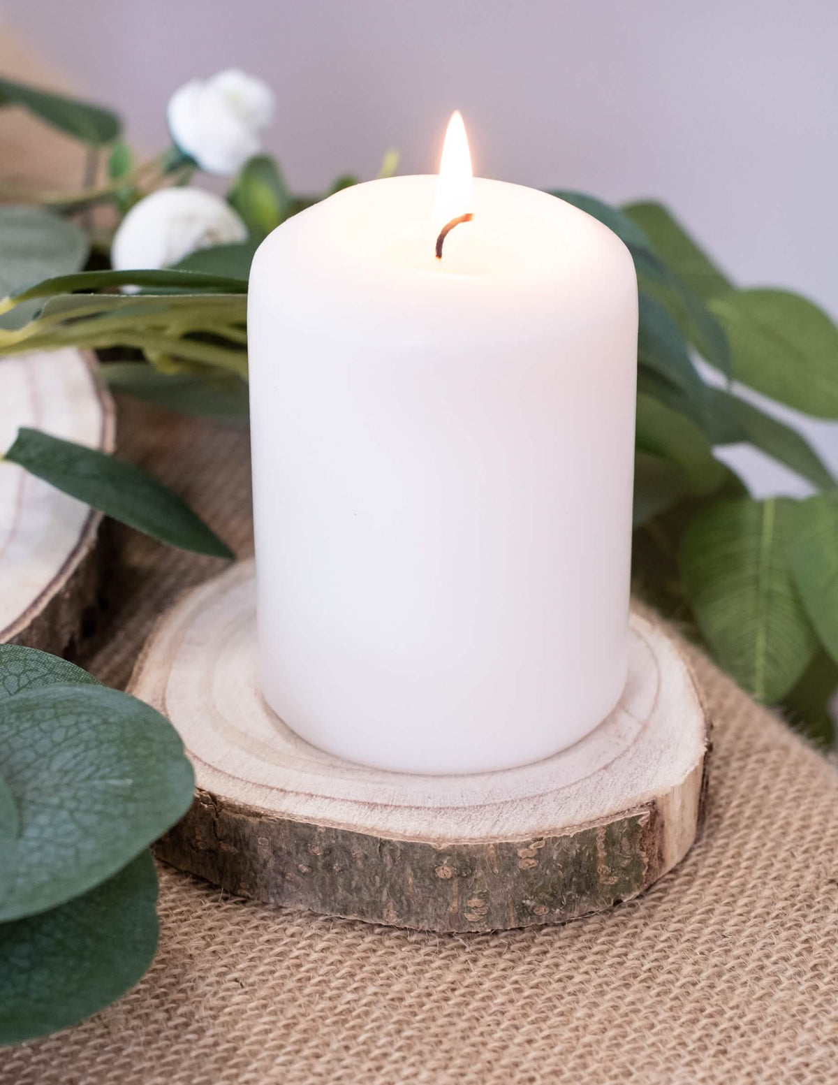 Suport de lumânare alb din buștean de lemn natural pentru decor de nuntă