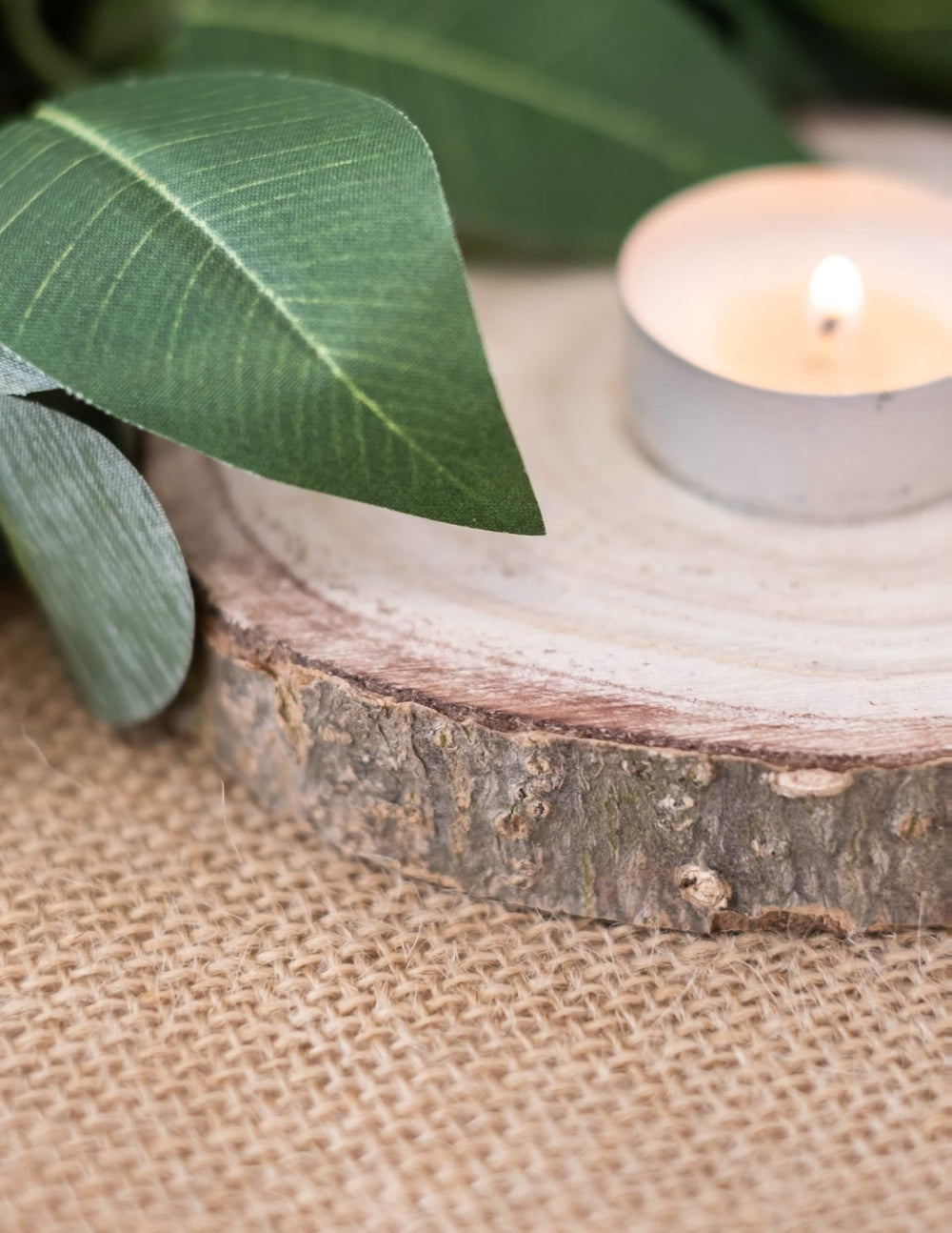 Detaliu al lumânării pe bușteanul natural de lemn pentru decorarea nunții