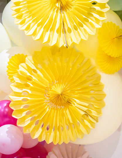 Rozetă din hârtie galbenă 40 cm a atârna